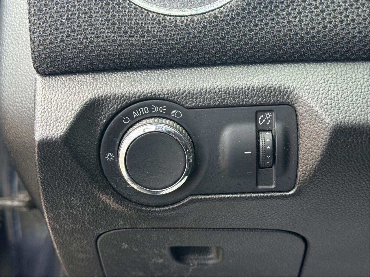 2014 Chevrolet Cruze LT HEATED SEATS CLEAN WE FINANCE ALL CREDIT! Photo