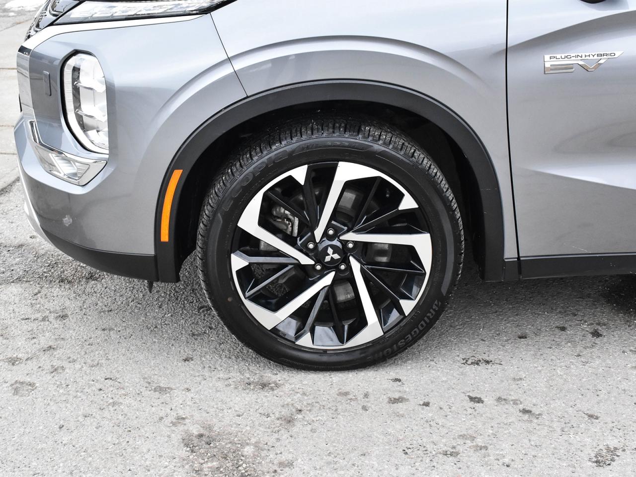 2024 Mitsubishi Outlander PHEV Awd , very low km, heater front seats ,alloy rim . Photo