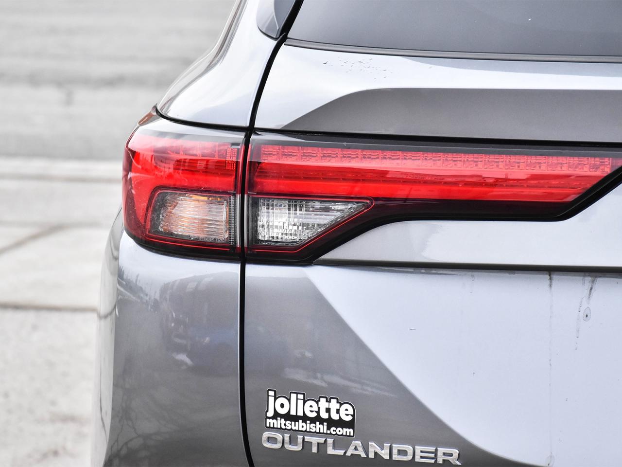 2024 Mitsubishi Outlander PHEV Awd , very low km, heater front seats ,alloy rim . Photo