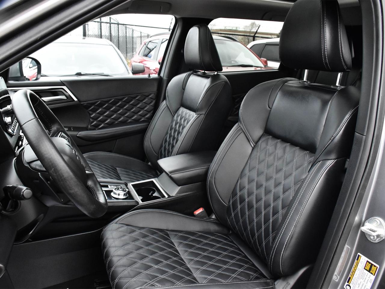 2024 Mitsubishi Outlander PHEV Awd , very low km, heater front seats ,alloy rim . Photo