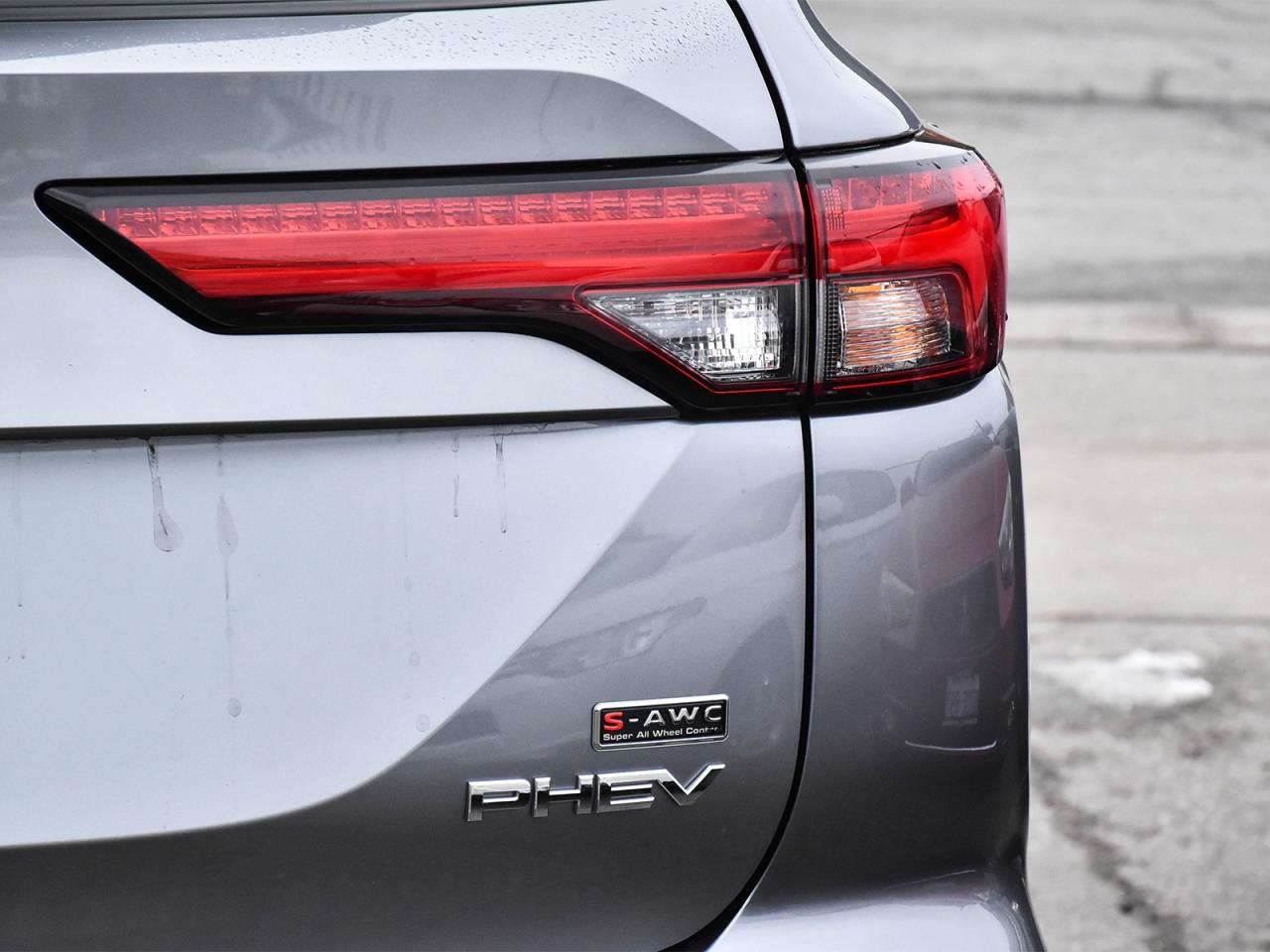 2024 Mitsubishi Outlander PHEV Awd , very low km, heater front seats ,alloy rim . Photo