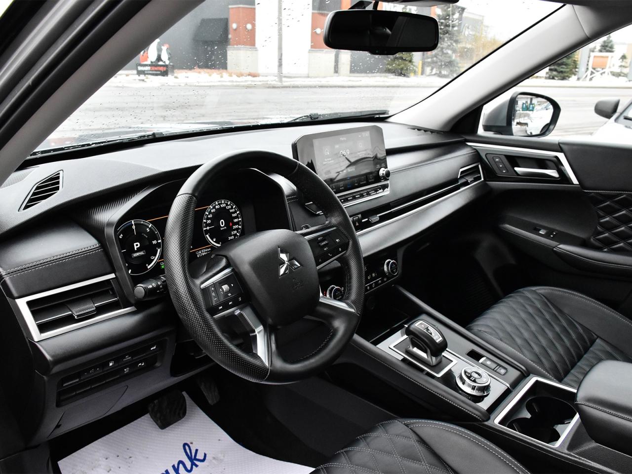 2024 Mitsubishi Outlander PHEV Awd , very low km, heater front seats ,alloy rim . Photo