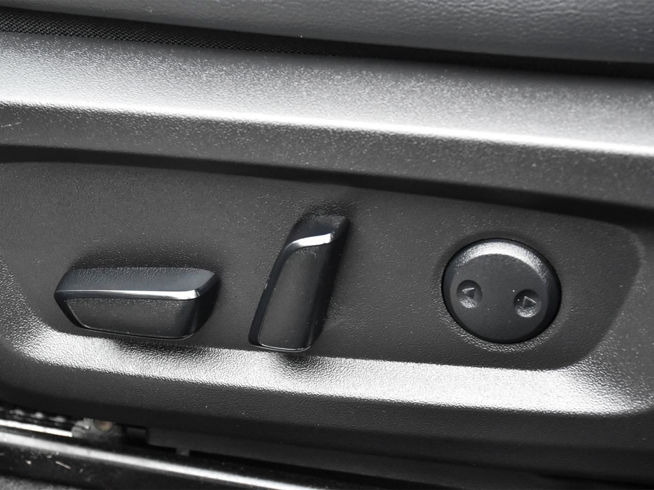 2024 Mitsubishi Outlander PHEV Awd , very low km, heater front seats ,alloy rim . Photo