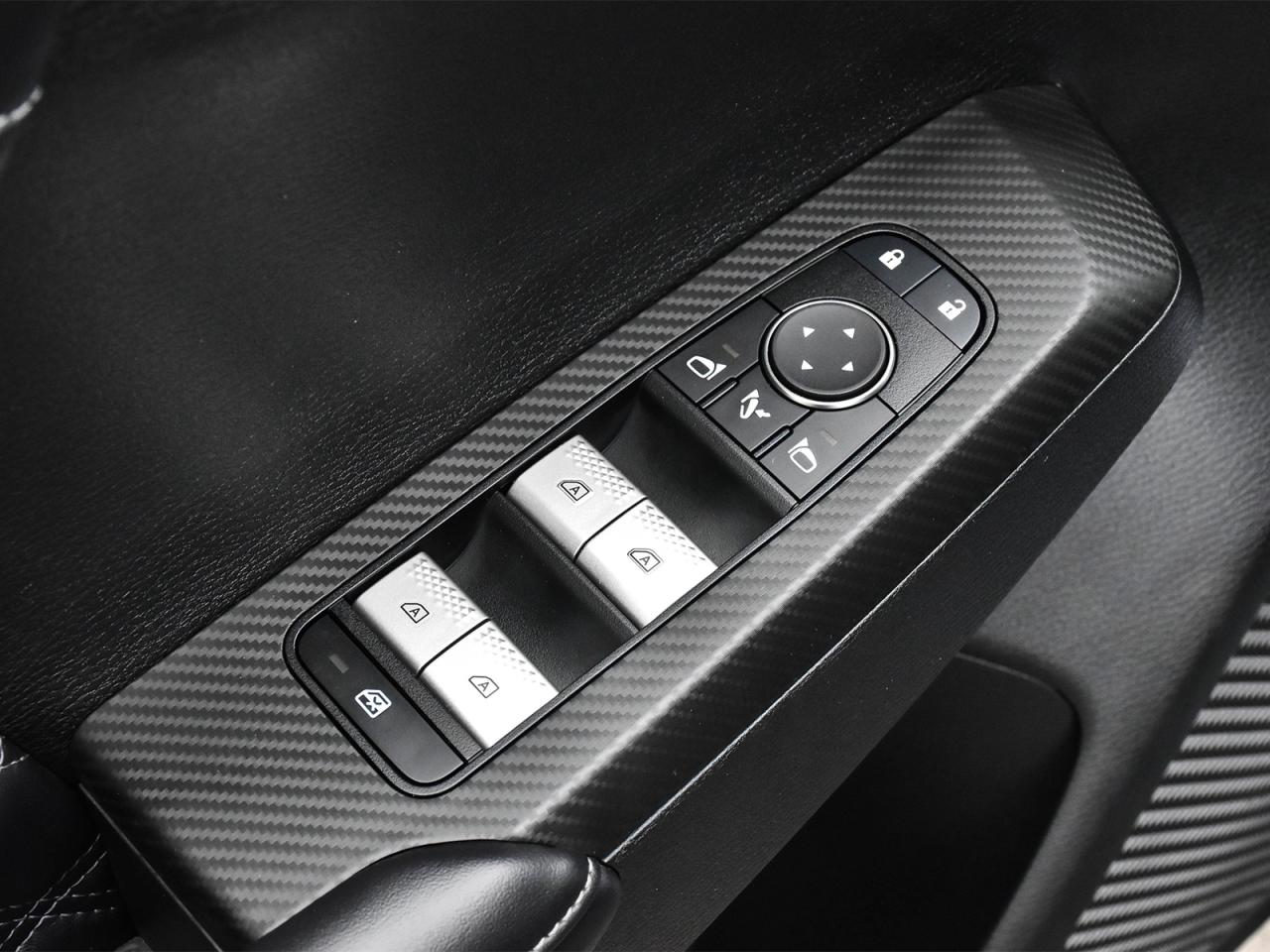 2024 Mitsubishi Outlander PHEV Awd , very low km, heater front seats ,alloy rim . Photo