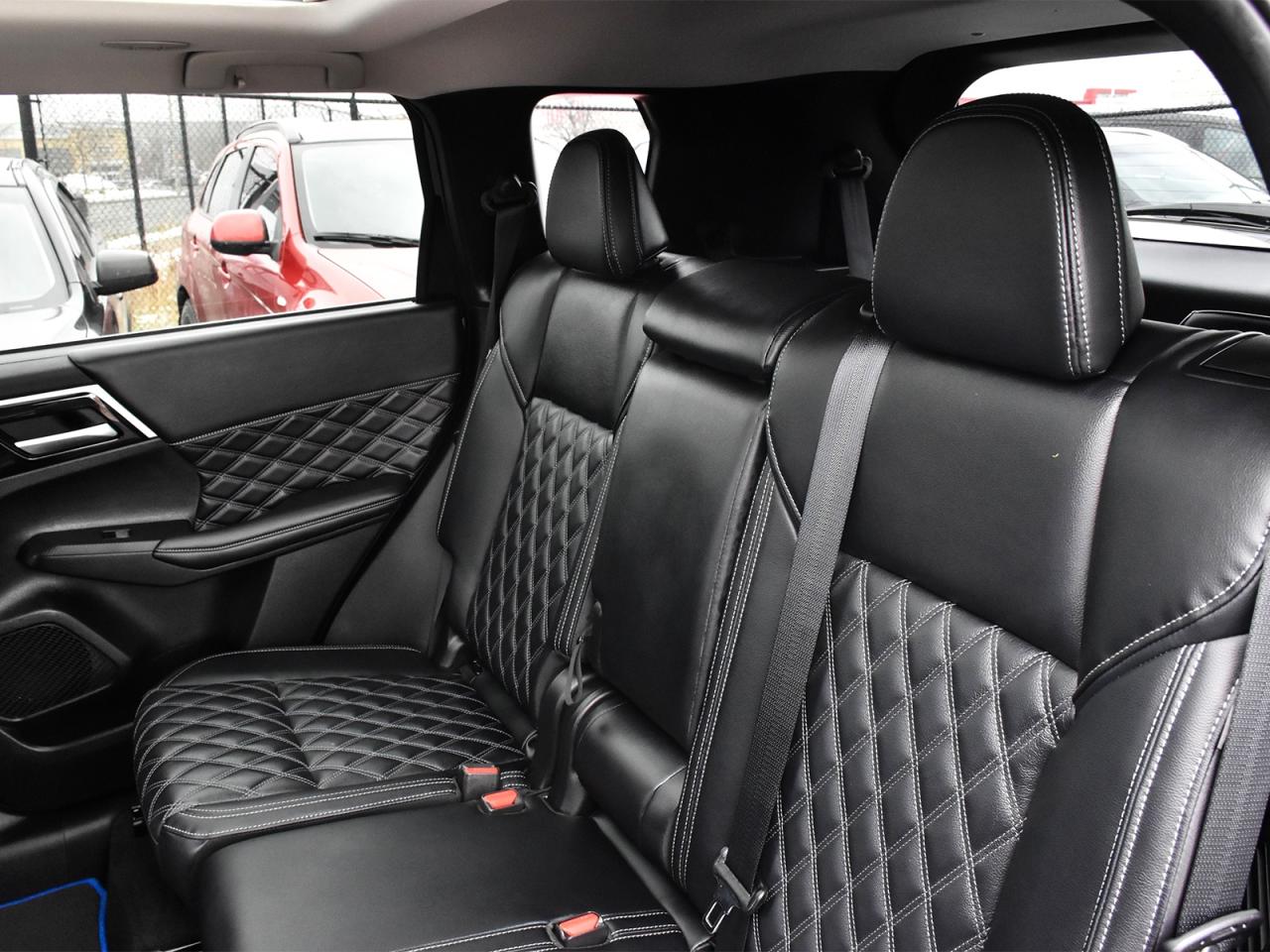 2024 Mitsubishi Outlander PHEV Awd , very low km, heater front seats ,alloy rim . Photo