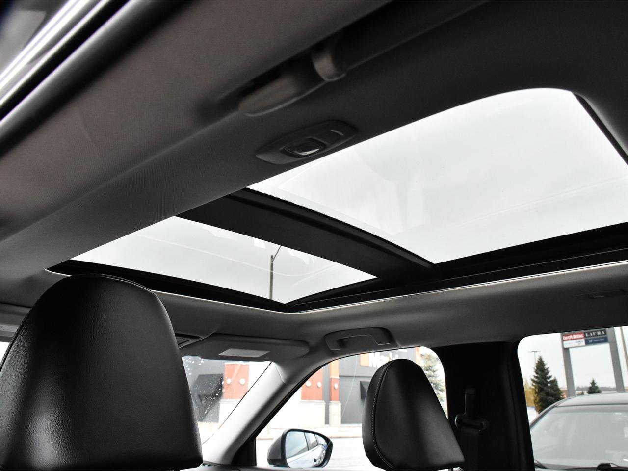 2024 Mitsubishi Outlander PHEV Awd , very low km, heater front seats ,alloy rim . Photo