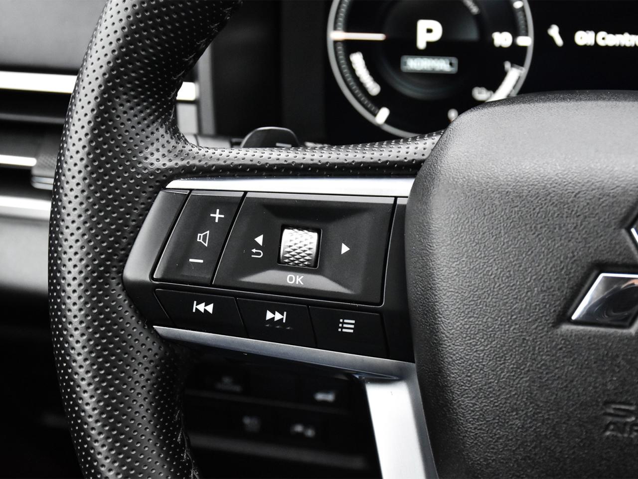 2024 Mitsubishi Outlander PHEV Awd , very low km, heater front seats ,alloy rim . Photo