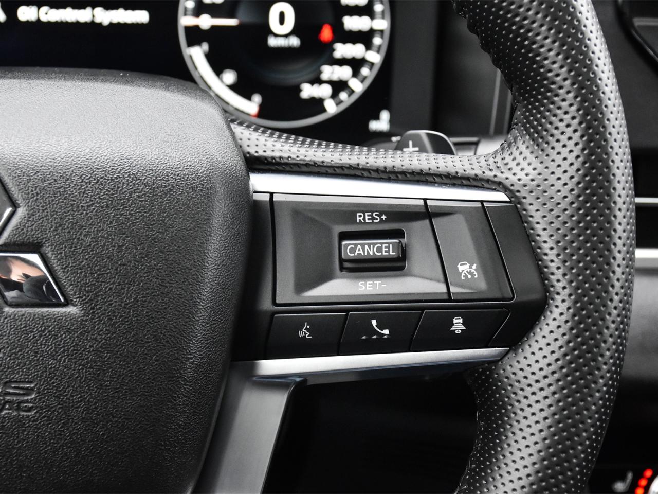 2024 Mitsubishi Outlander PHEV Awd , very low km, heater front seats ,alloy rim . Photo