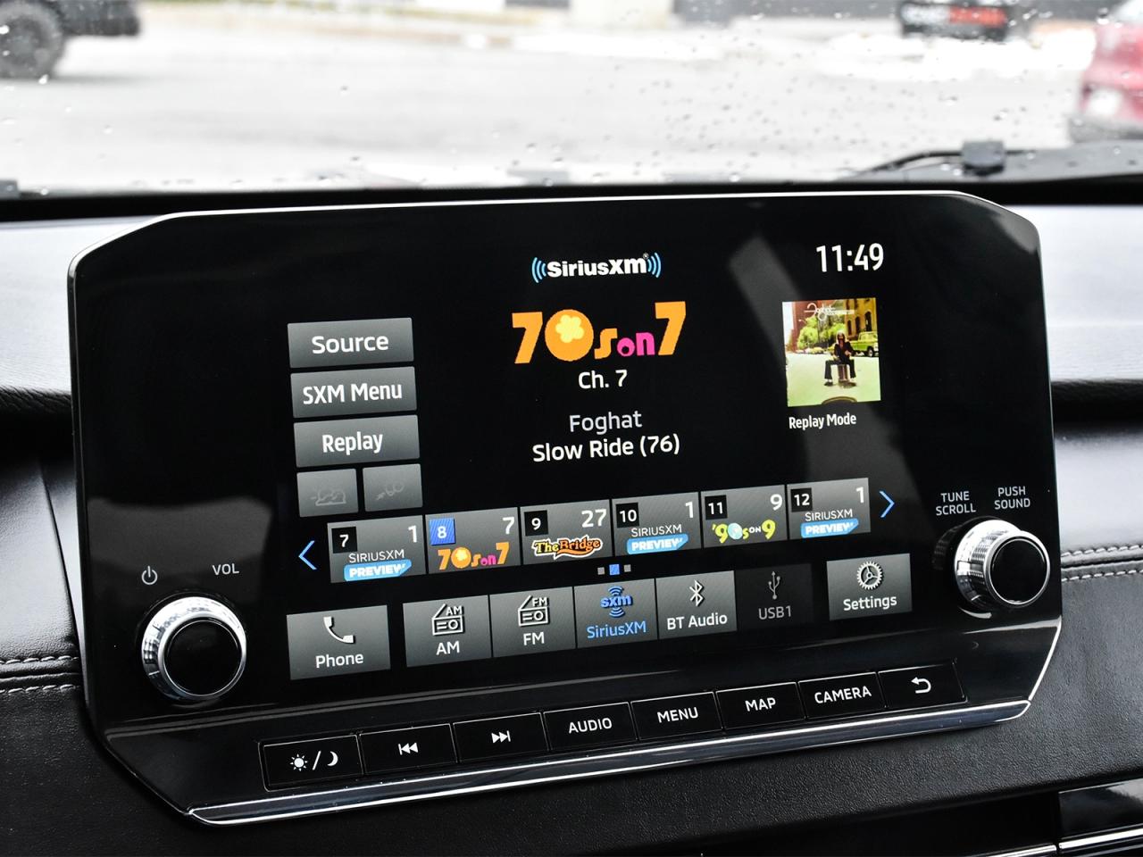 2024 Mitsubishi Outlander PHEV Awd , very low km, heater front seats ,alloy rim . Photo