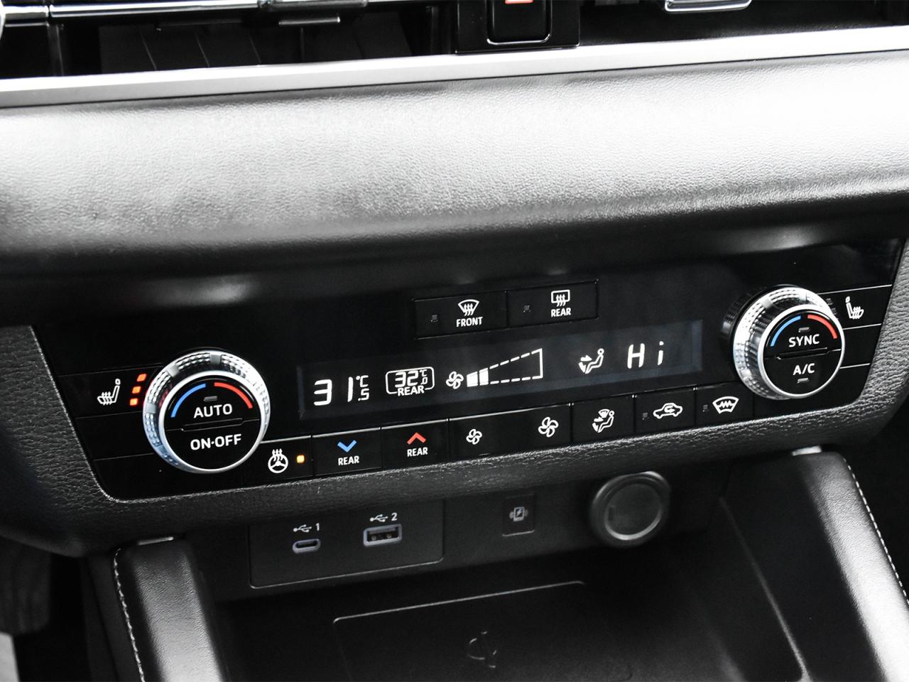 2024 Mitsubishi Outlander PHEV Awd , very low km, heater front seats ,alloy rim . Photo