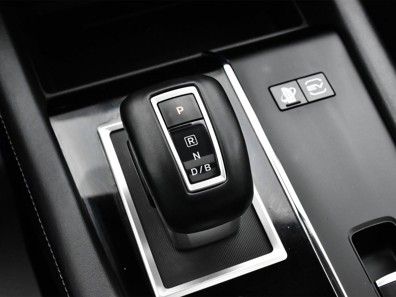 2024 Mitsubishi Outlander PHEV Awd , very low km, heater front seats ,alloy rim . Photo