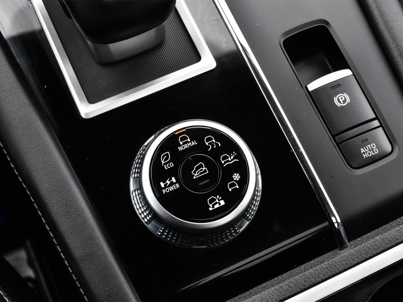 2024 Mitsubishi Outlander PHEV Awd , very low km, heater front seats ,alloy rim . Photo