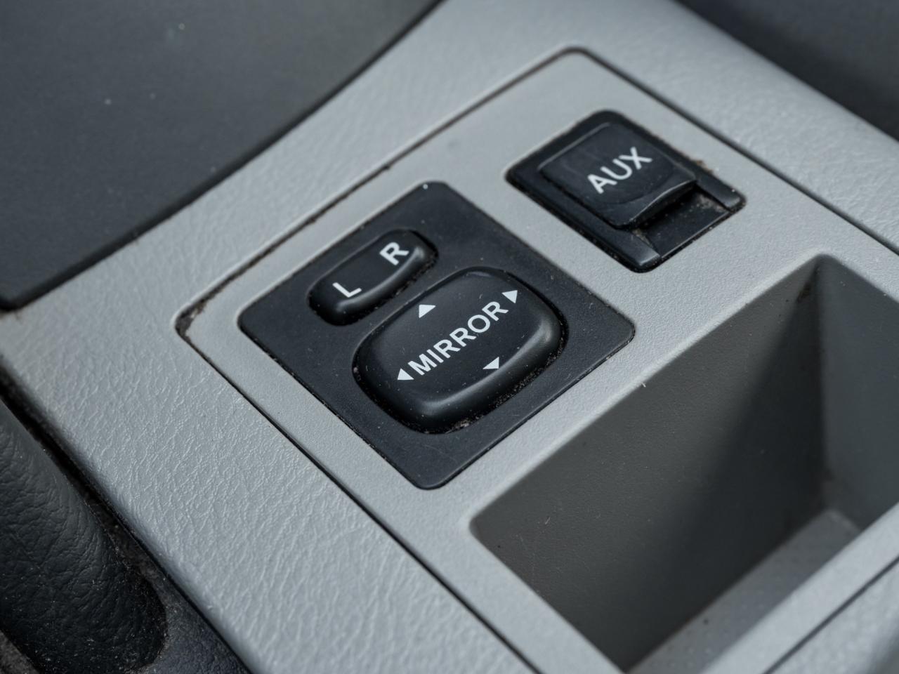 2011 Toyota RAV4 4WD I4, SUNROOF Photo