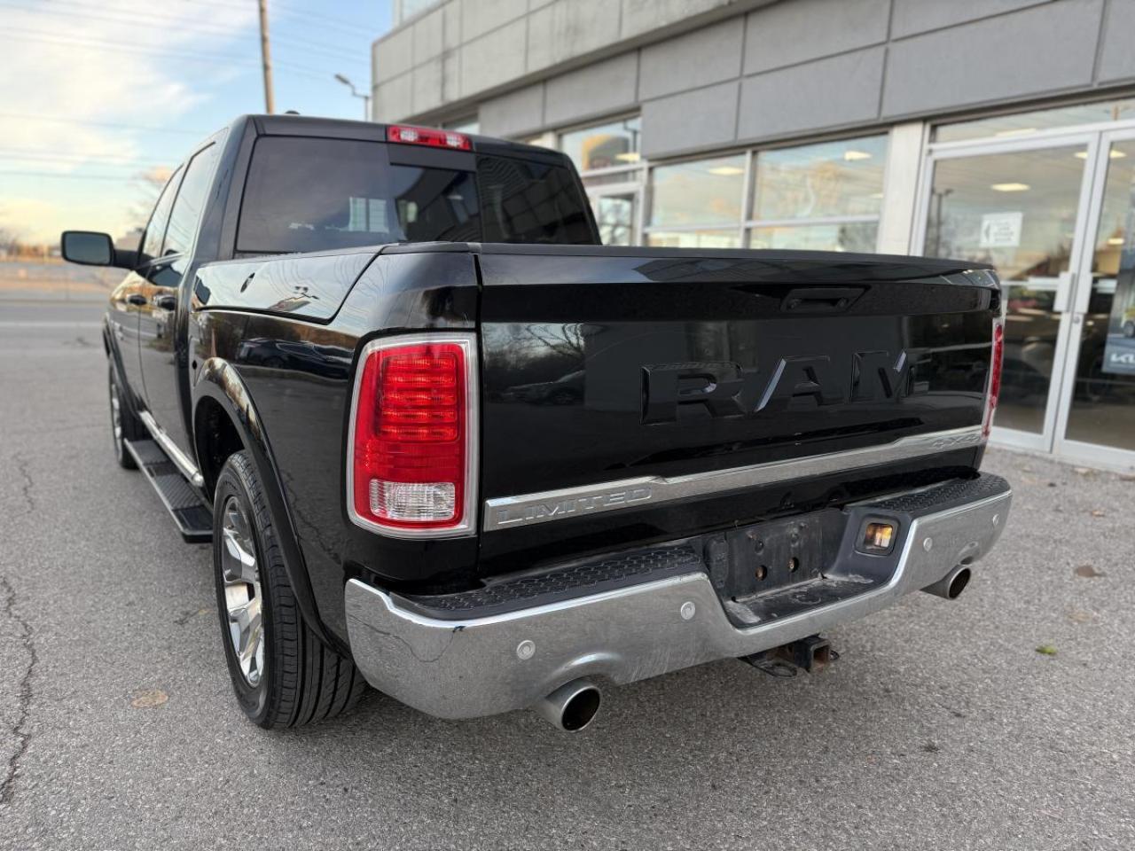 2017 RAM 1500 4WD Crew Cab 5.7 Ft Box Limited Photo4
