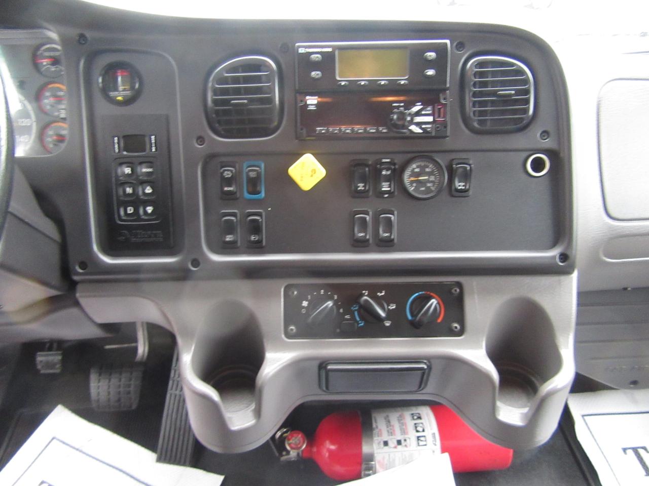 2019 Freightliner M2-106 26FT REEFER BOX THERMO KING T-880-R SYSTEM Photo