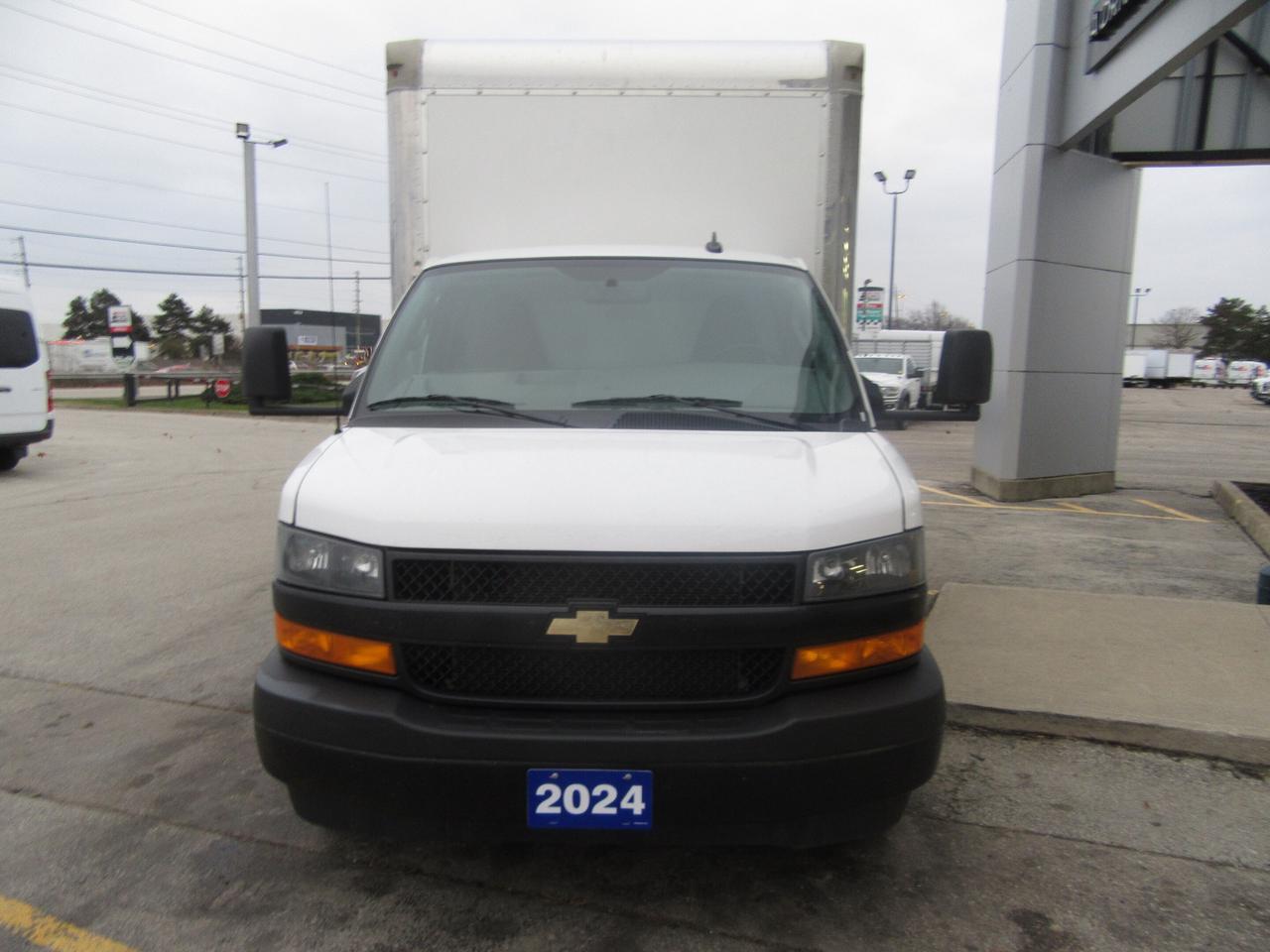 2024 Chevrolet Express 3500 12FT HIGH BOX CUBE VAN WITH ROLLOUT RAMP Photo3