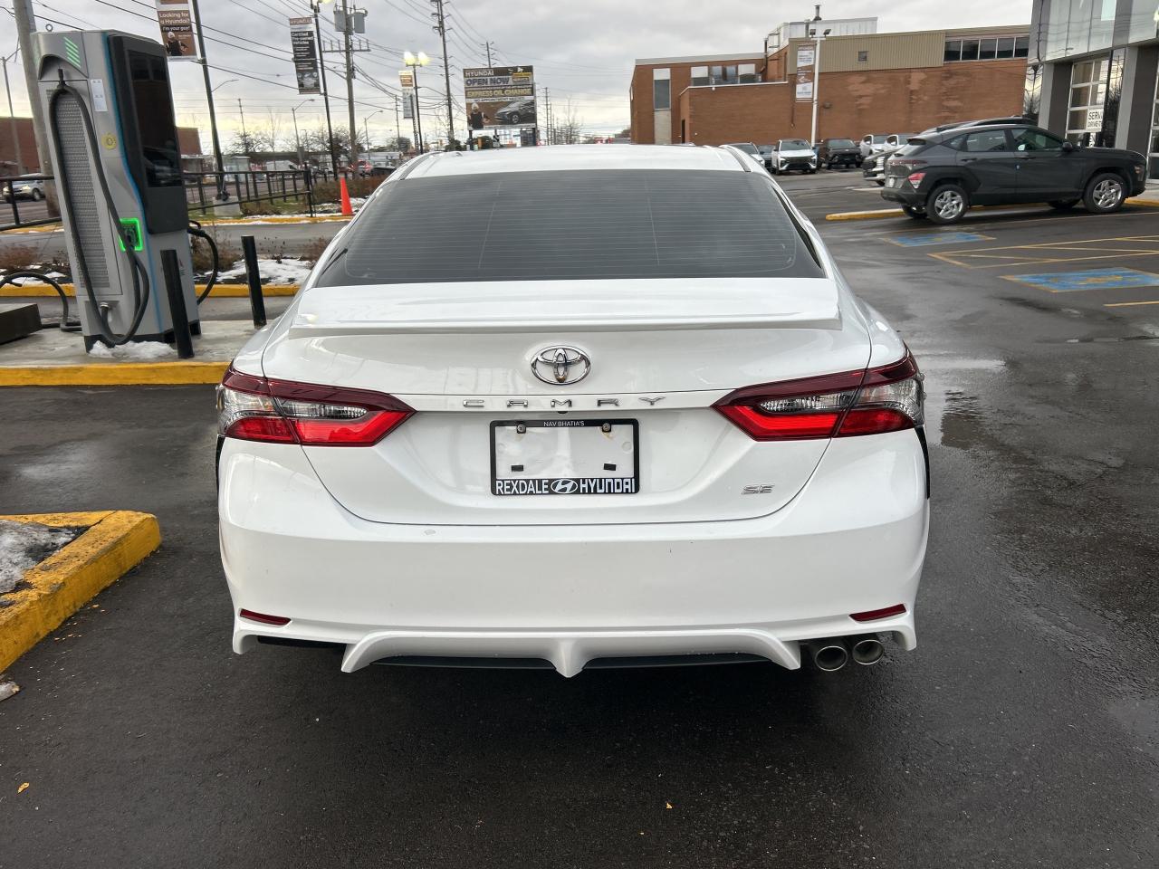 2022 Toyota Camry SE Auto   ONE OWNER   CLEAN CARFAX Photo3