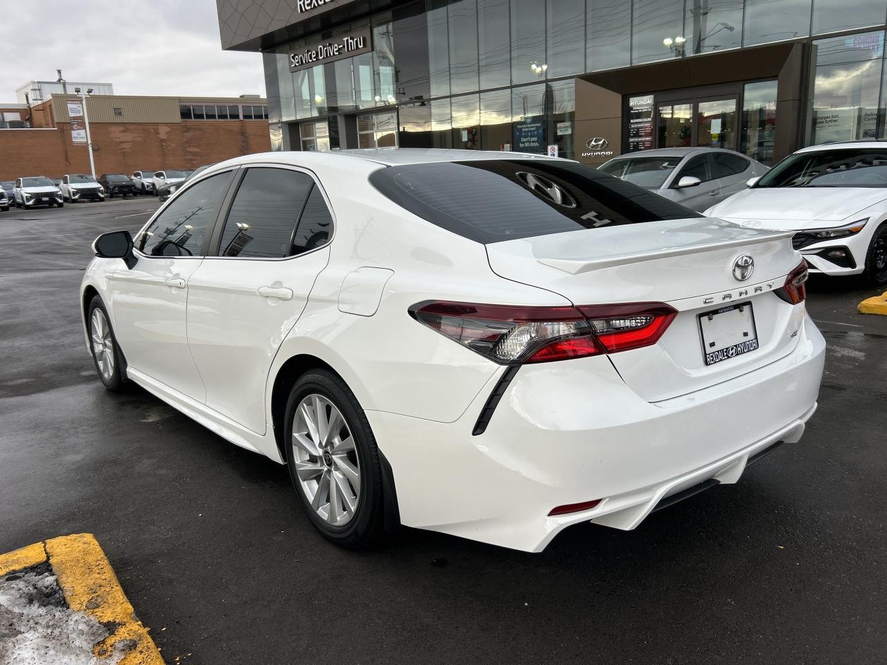 2022 Toyota Camry SE Auto   ONE OWNER   CLEAN CARFAX Photo2