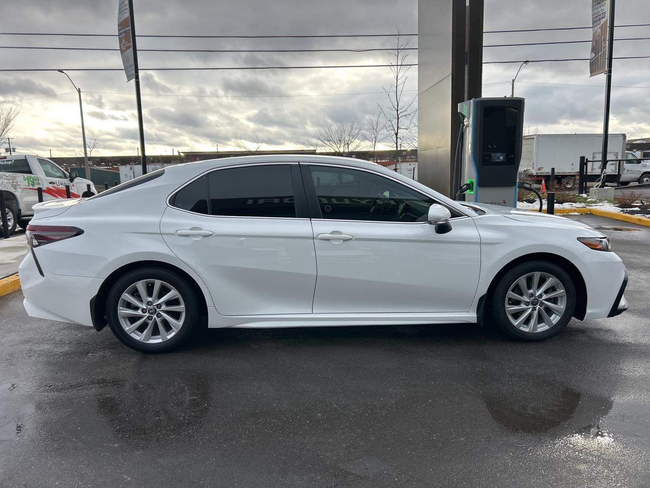 2022 Toyota Camry SE Auto   ONE OWNER   CLEAN CARFAX Photo