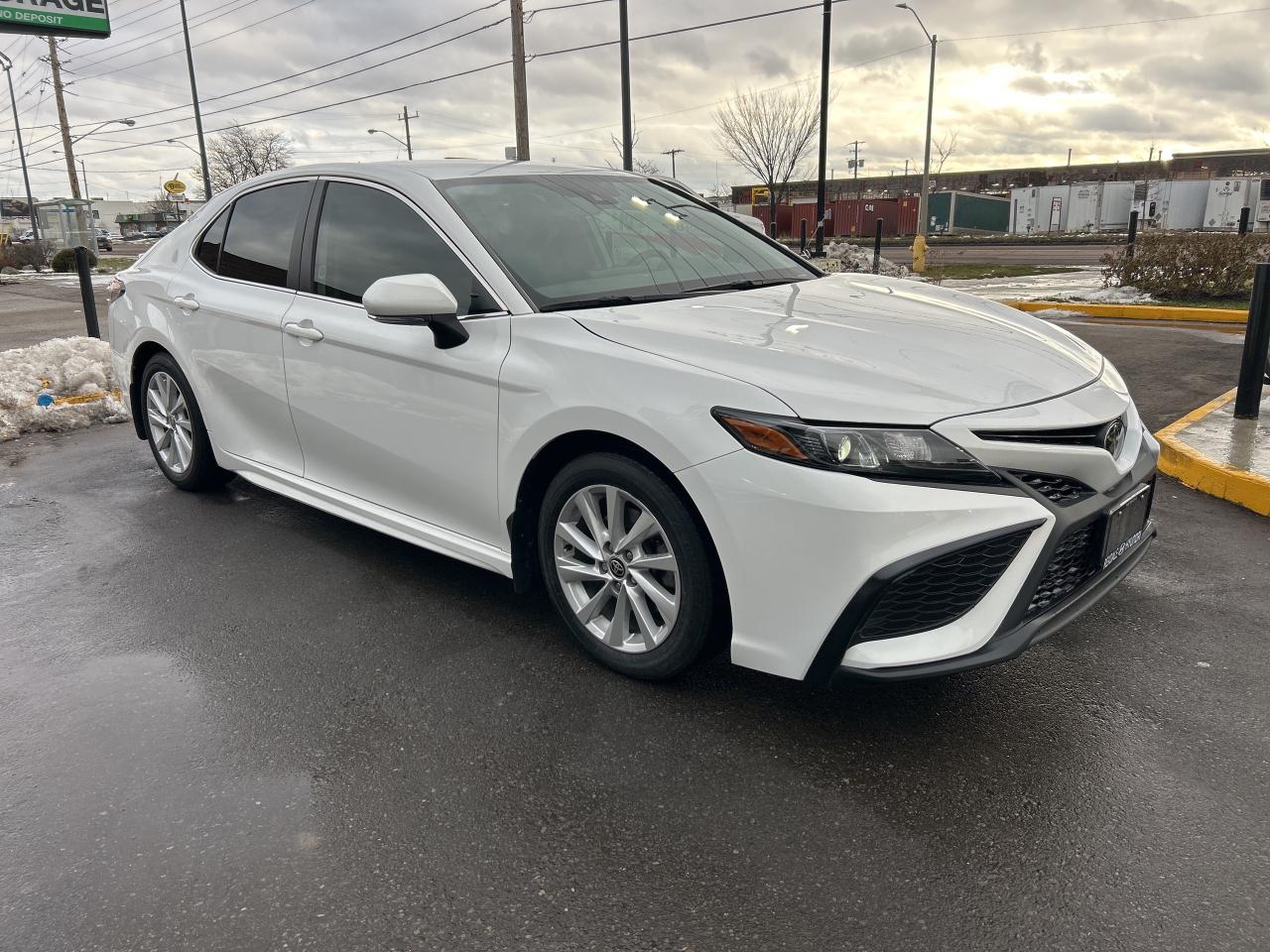 2022 Toyota Camry SE Auto   ONE OWNER   CLEAN CARFAX Photo