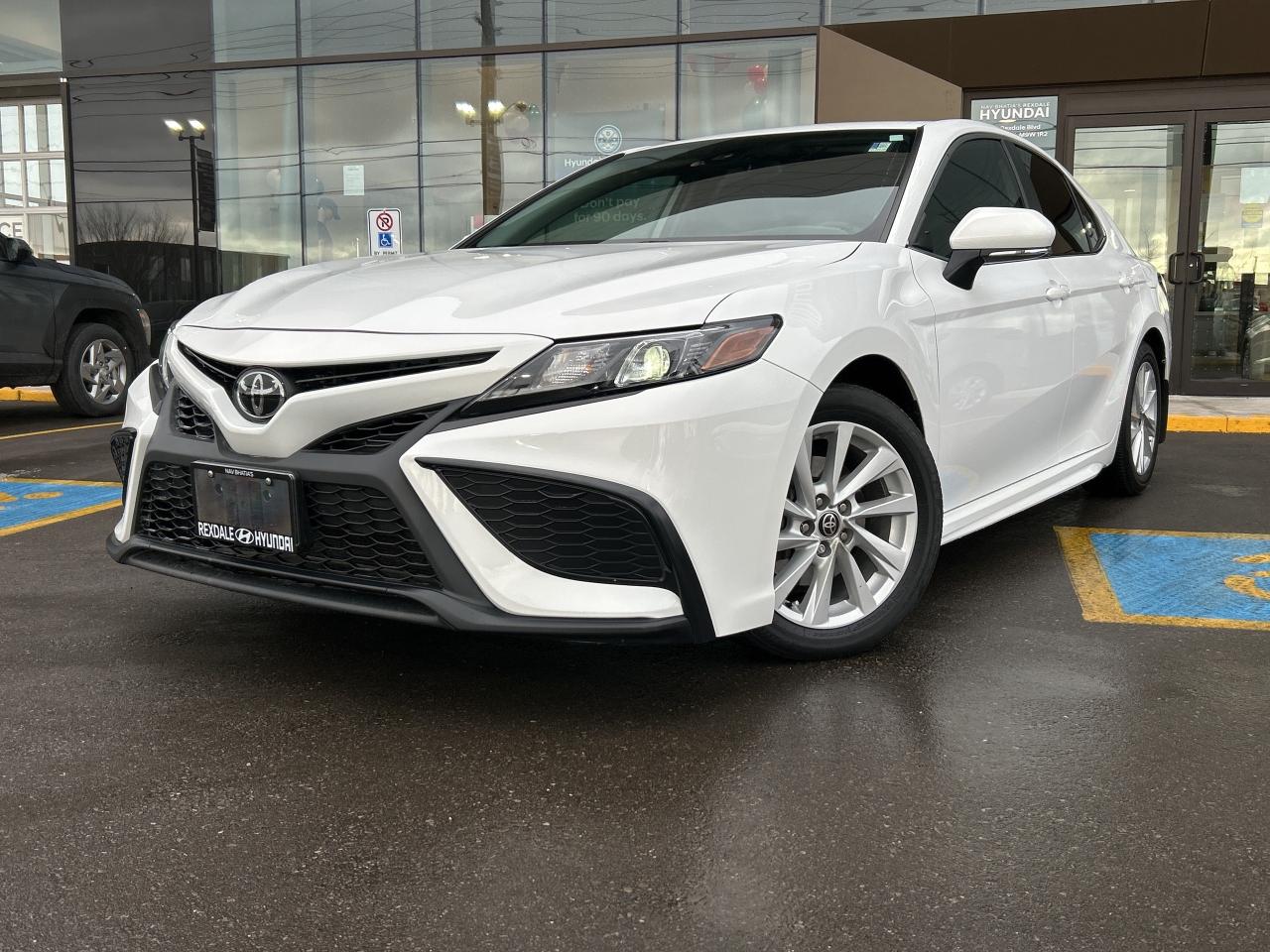 2022 Toyota Camry SE Auto   ONE OWNER   CLEAN CARFAX Photo