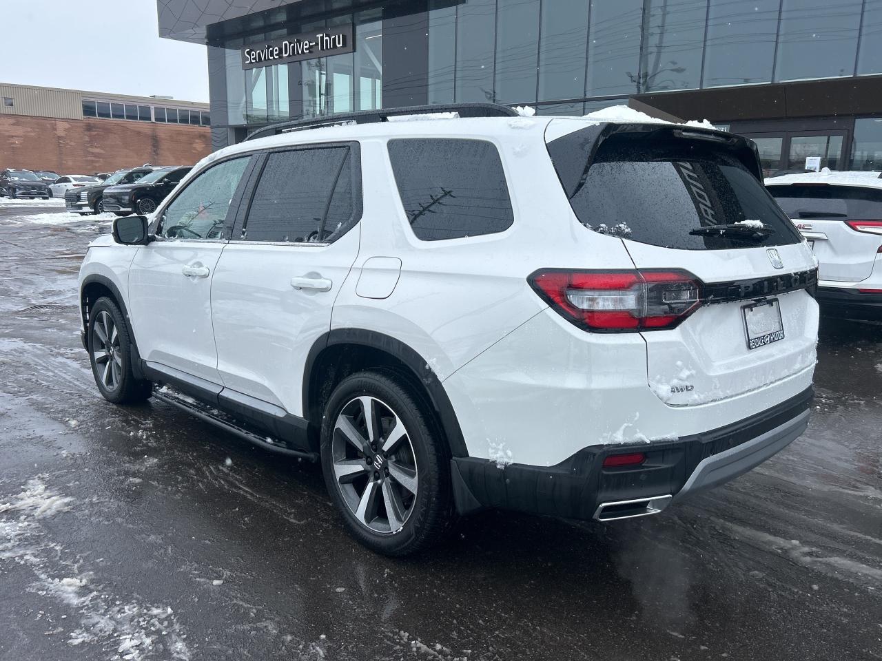 2024 Honda Pilot Touring AWD   ONE OWNER   CLEAN CARFAX Photo2