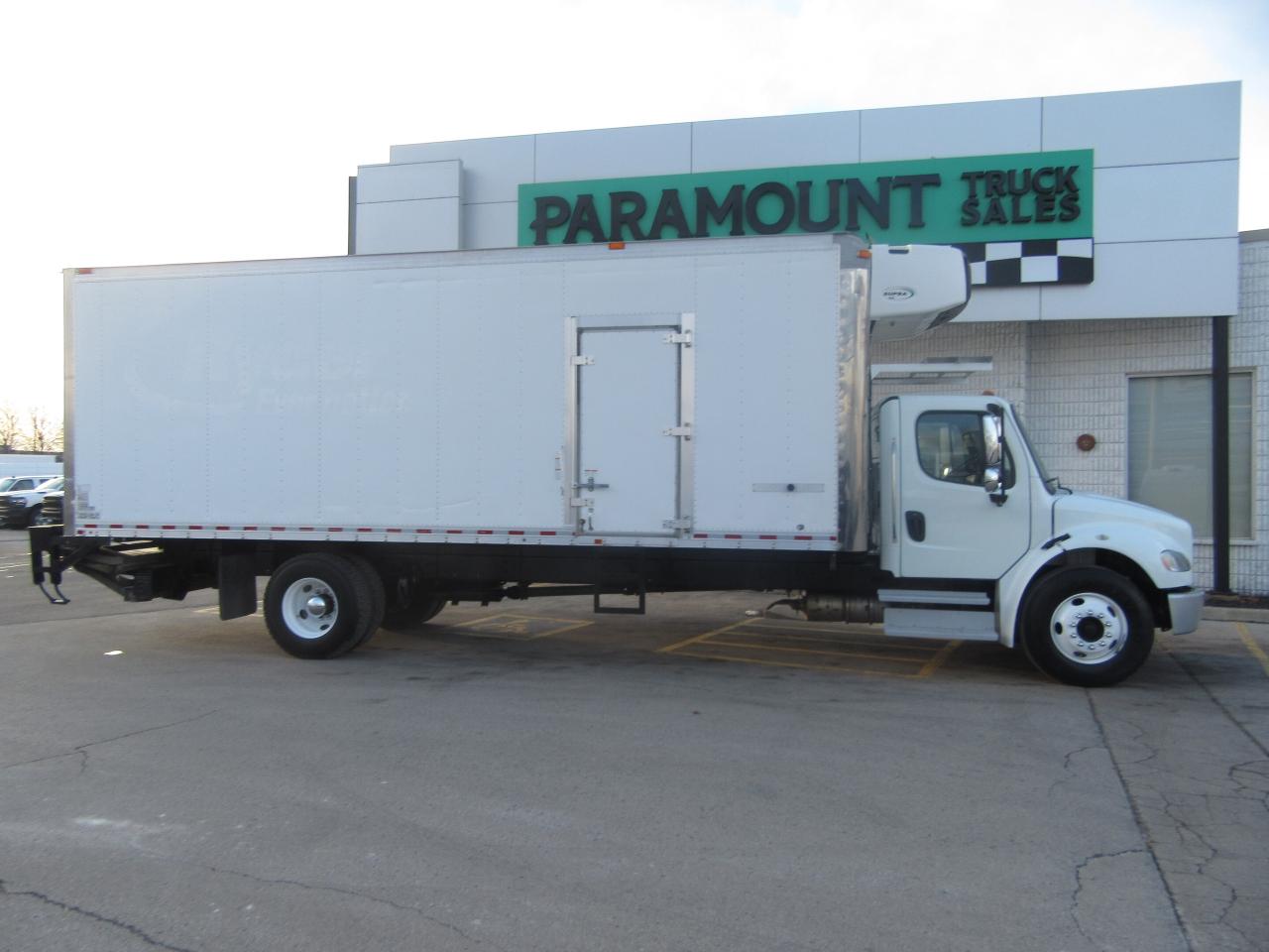 2018 Freightliner M2-106 26FT REEFER BOX CARRIER SUPRA 960 Photo