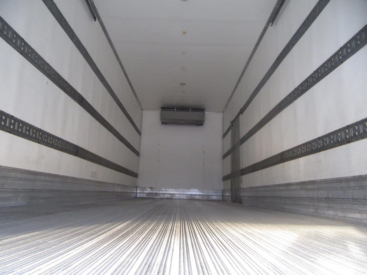 2018 Freightliner M2-106 26FT REEFER BOX CARRIER SUPRA 960 Photo