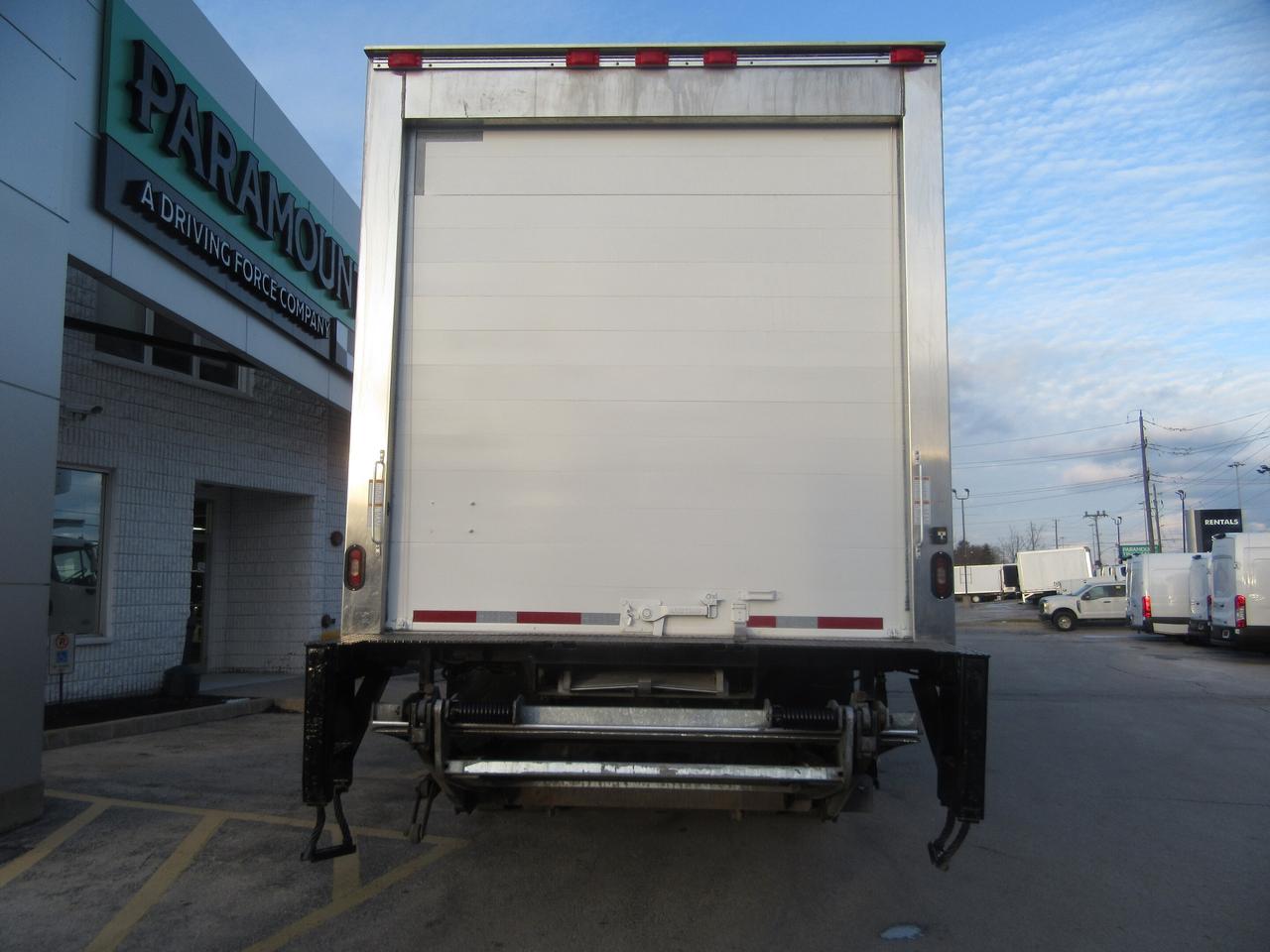 2018 Freightliner M2-106 26FT REEFER BOX CARRIER SUPRA 960 Photo