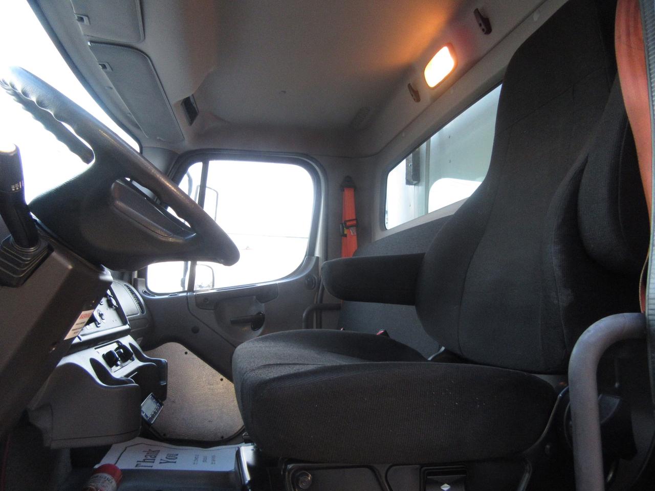 2018 Freightliner M2-106 26FT REEFER BOX CARRIER SUPRA 960 Photo