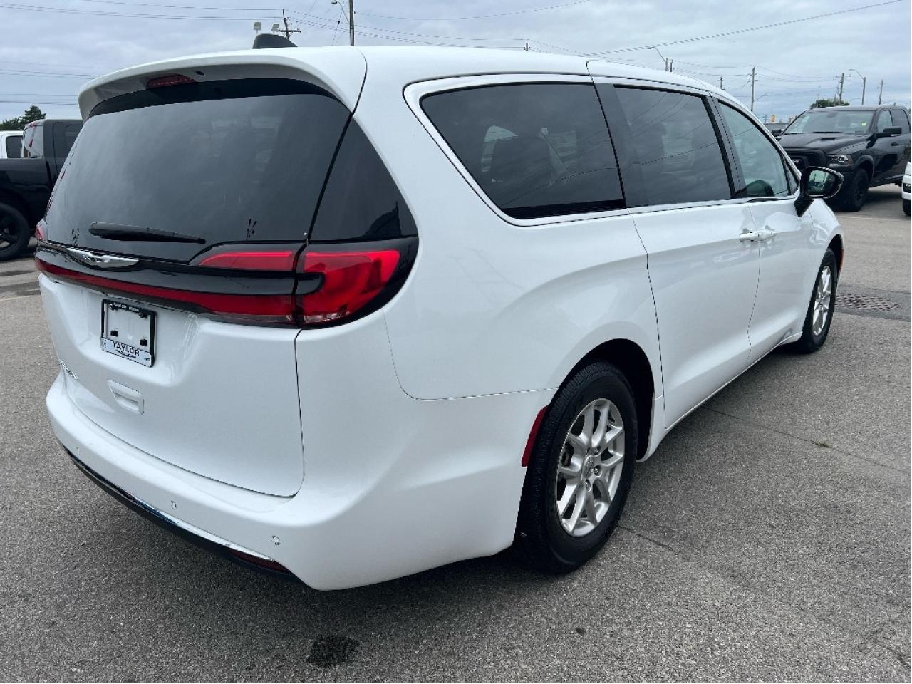 2024 Chrysler Pacifica Touring-L *LEATHER *BLINDSPOT *REMOTE START Photo