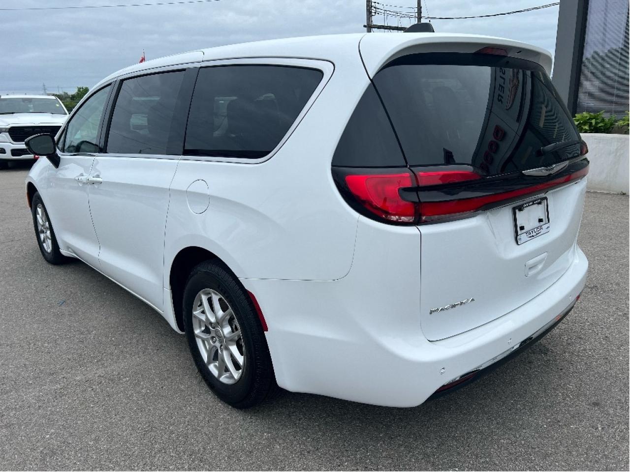 2024 Chrysler Pacifica Touring-L *LEATHER *BLINDSPOT *REMOTE START Photo