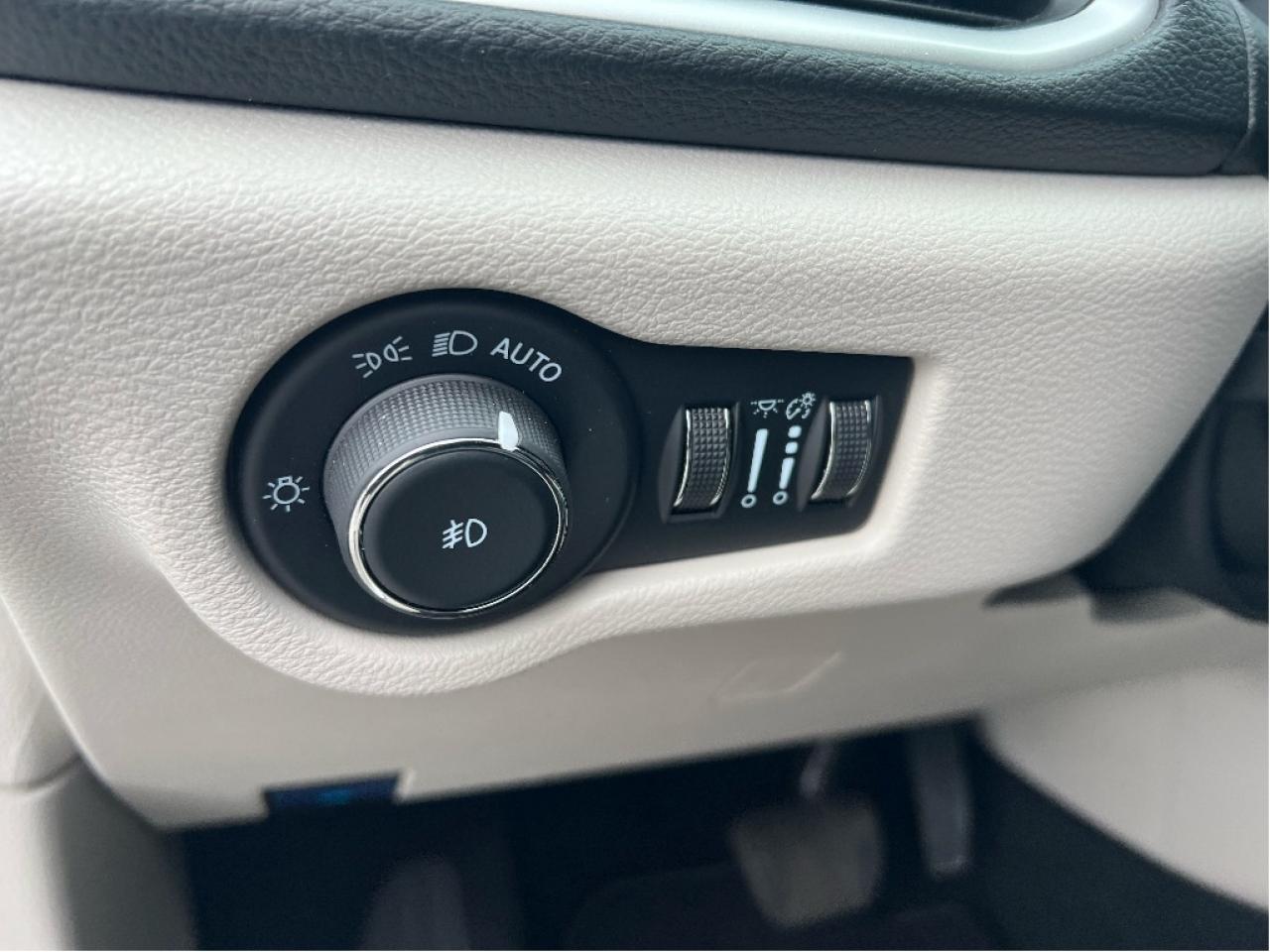 2024 Chrysler Pacifica Touring-L *LEATHER *BLINDSPOT *REMOTE START Photo