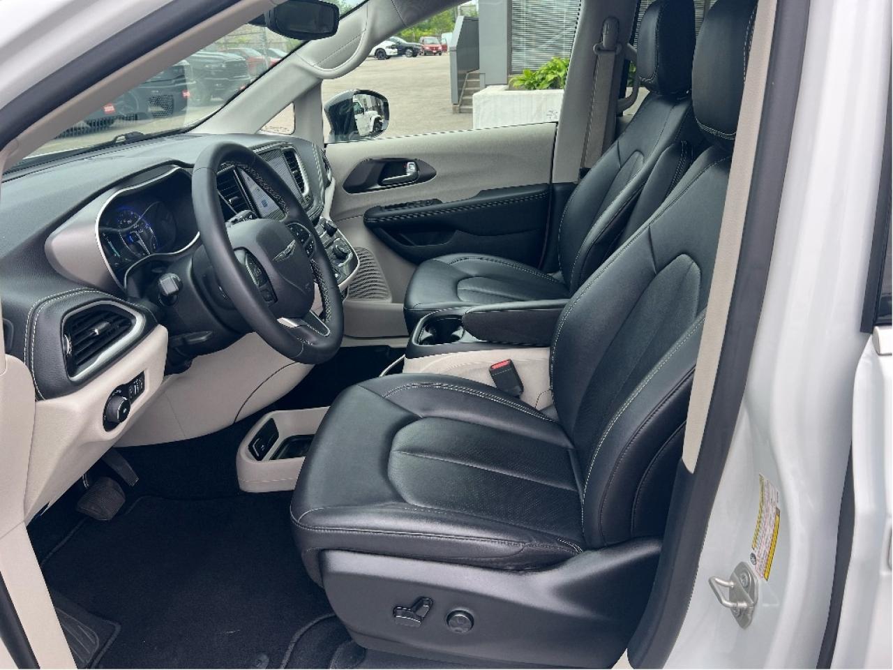 2024 Chrysler Pacifica Touring-L *LEATHER *BLINDSPOT *REMOTE START Photo