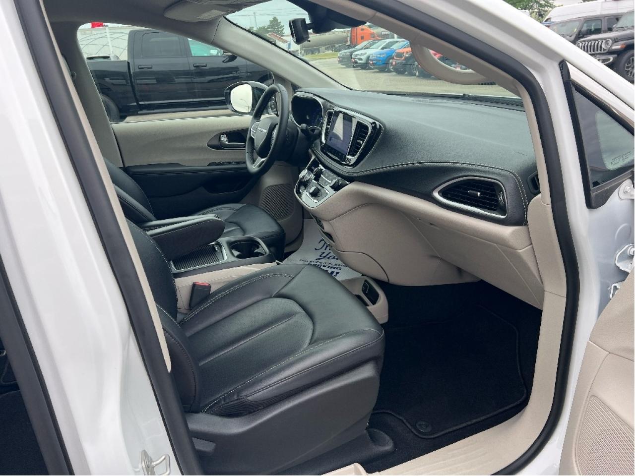 2024 Chrysler Pacifica Touring-L *LEATHER *BLINDSPOT *REMOTE START Photo