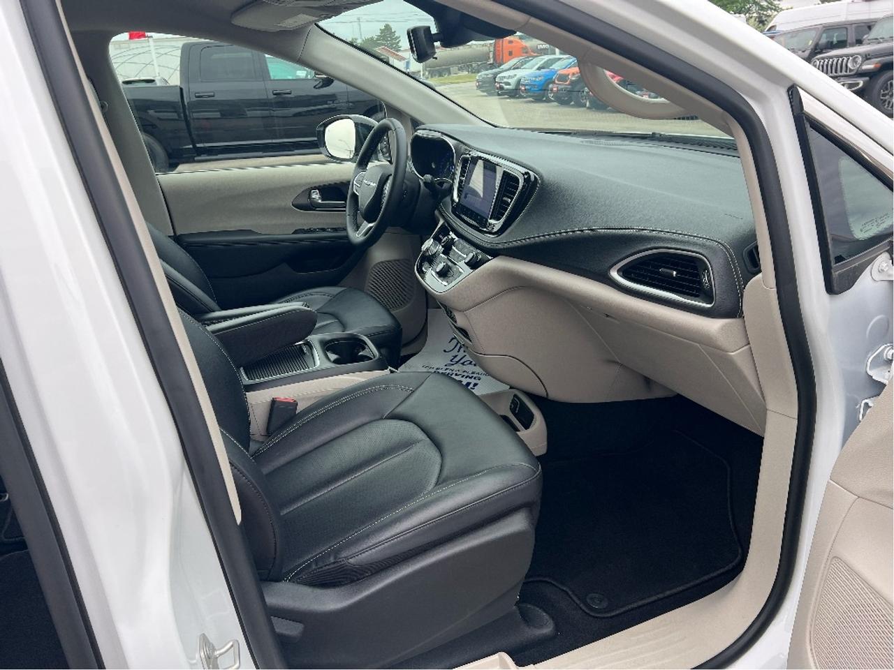 2024 Chrysler Pacifica Touring-L *LEATHER *BLINDSPOT *REMOTE START Photo