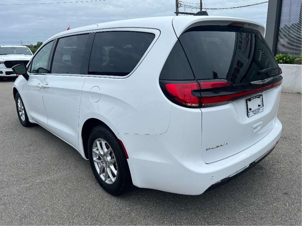 2024 Chrysler Pacifica Touring-L *LEATHER *BLINDSPOT *REMOTE START Photo