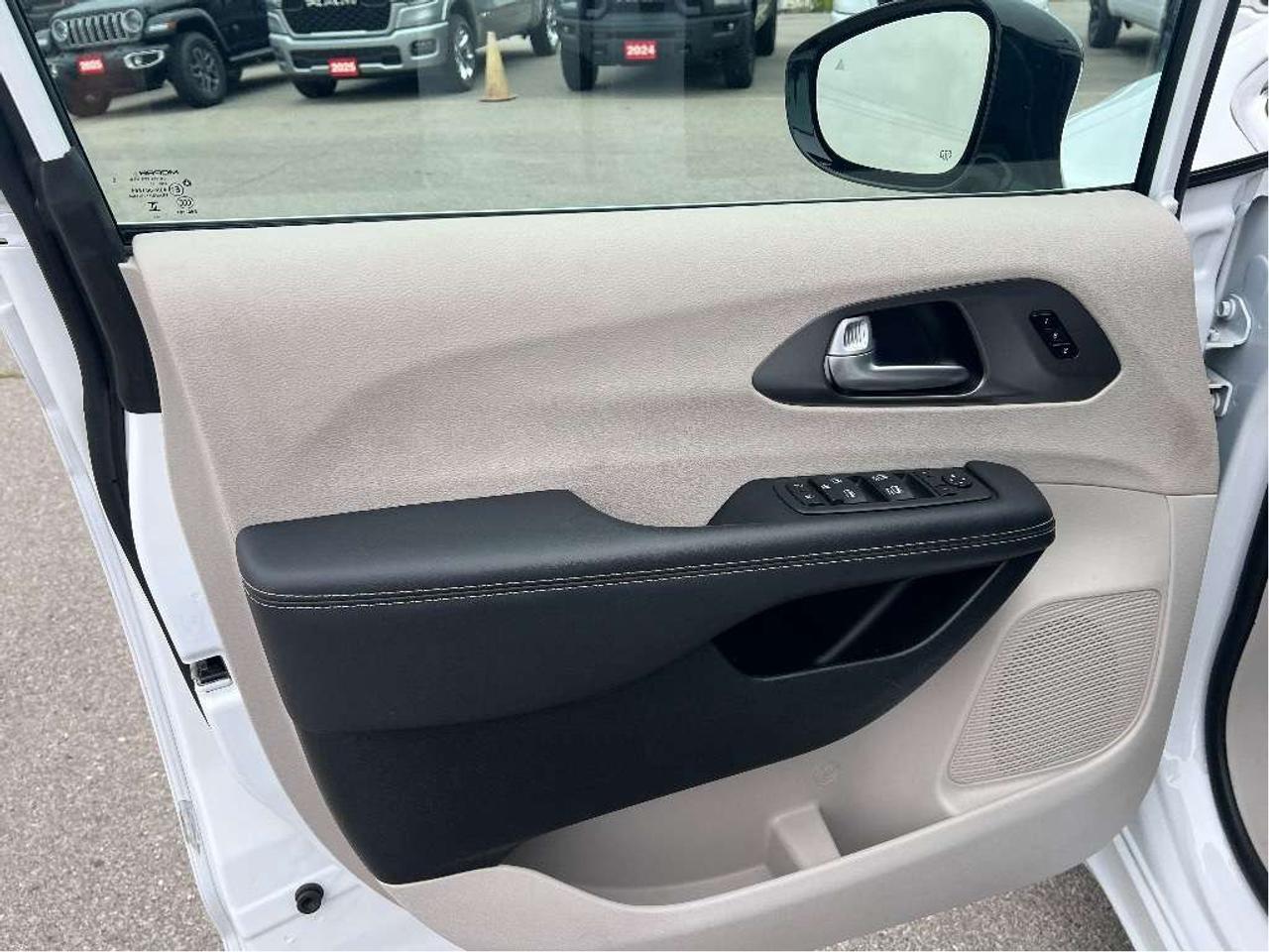 2024 Chrysler Pacifica Touring-L *LEATHER *BLINDSPOT *REMOTE START Photo