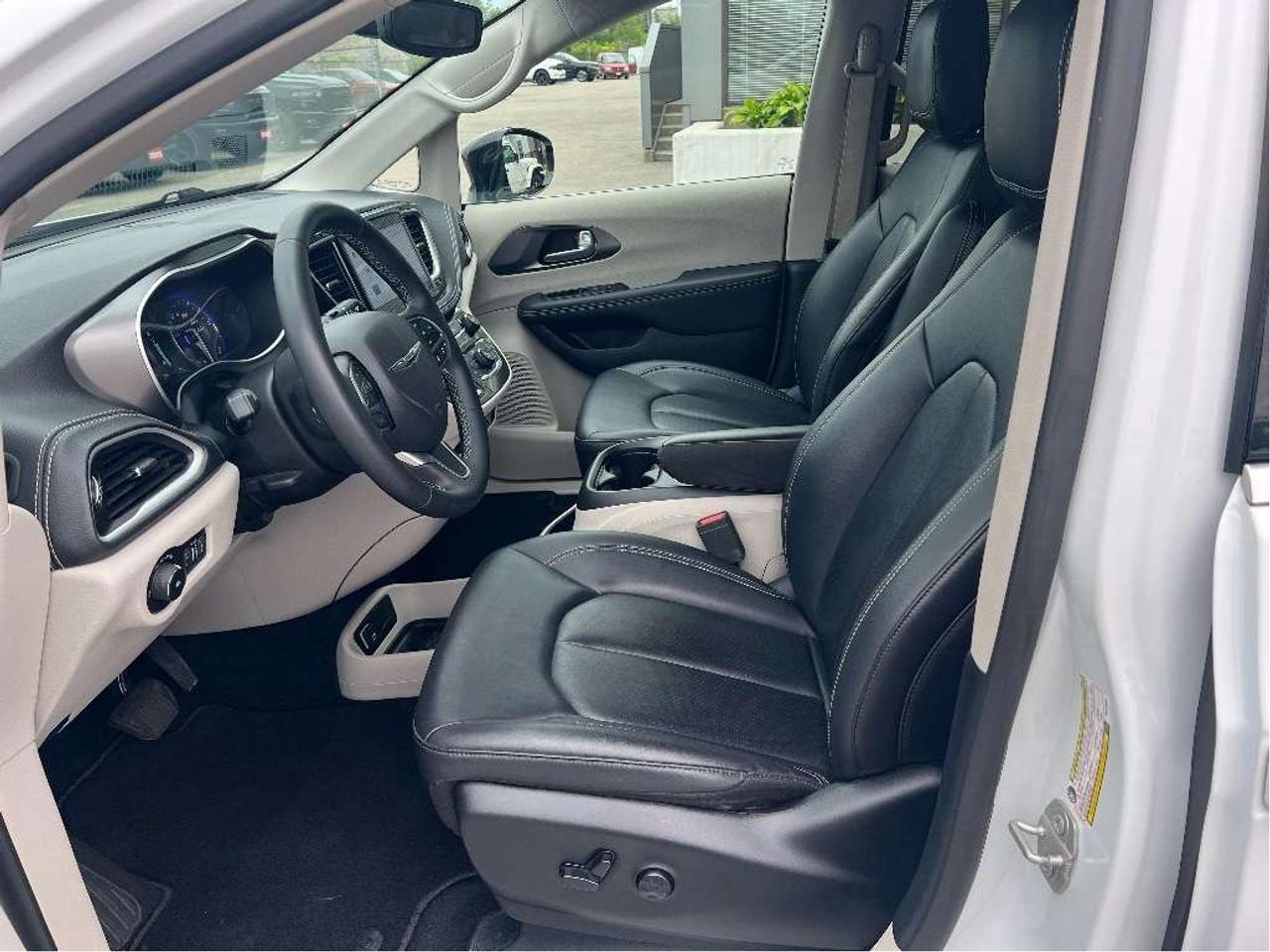 2024 Chrysler Pacifica Touring-L *LEATHER *BLINDSPOT *REMOTE START Photo