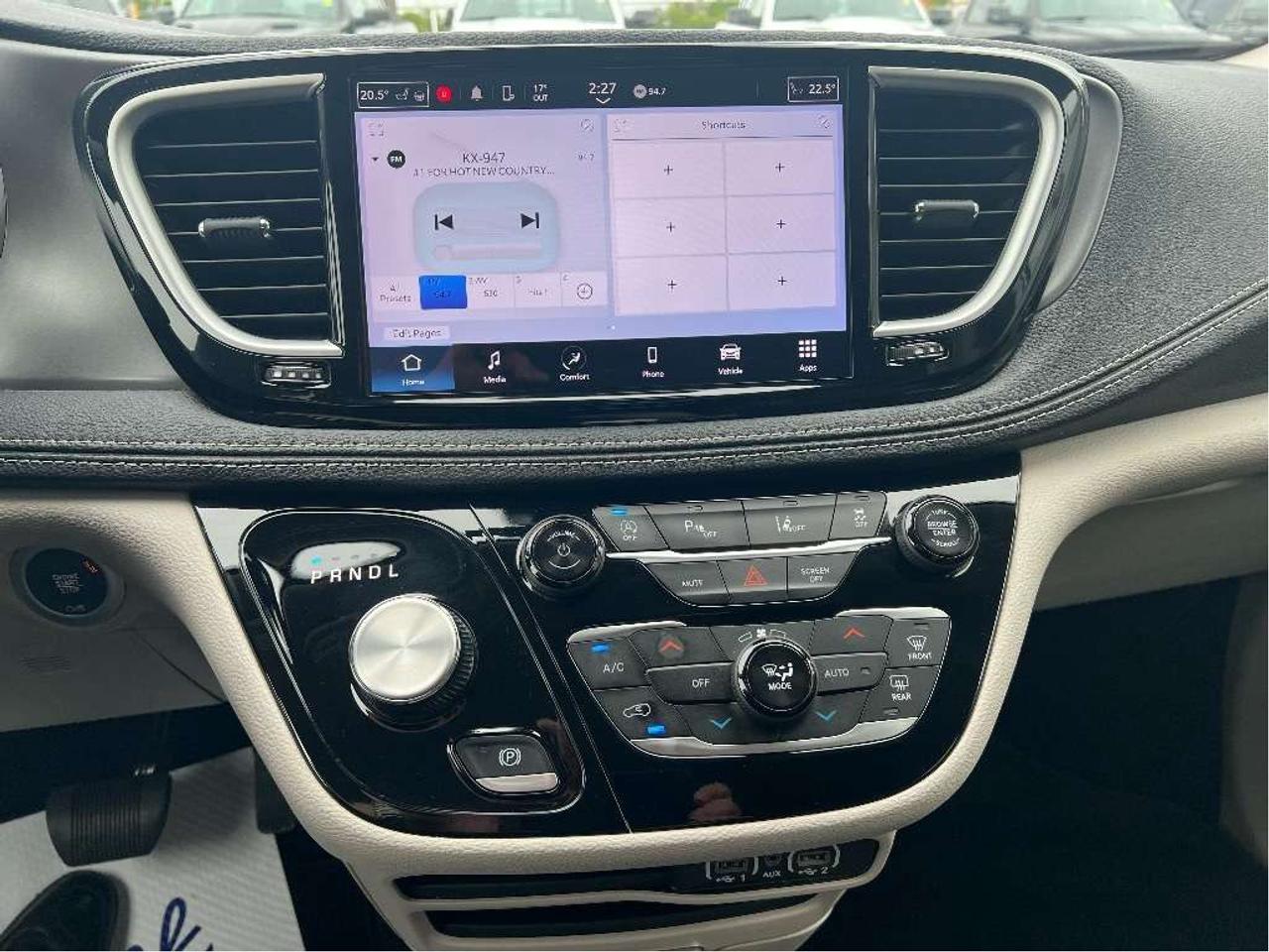 2024 Chrysler Pacifica Touring-L *LEATHER *BLINDSPOT *REMOTE START Photo