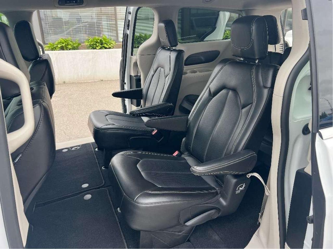 2024 Chrysler Pacifica Touring-L *LEATHER *BLINDSPOT *REMOTE START Photo