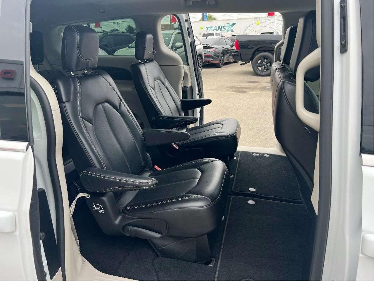 2024 Chrysler Pacifica Touring-L *LEATHER *BLINDSPOT *REMOTE START Photo