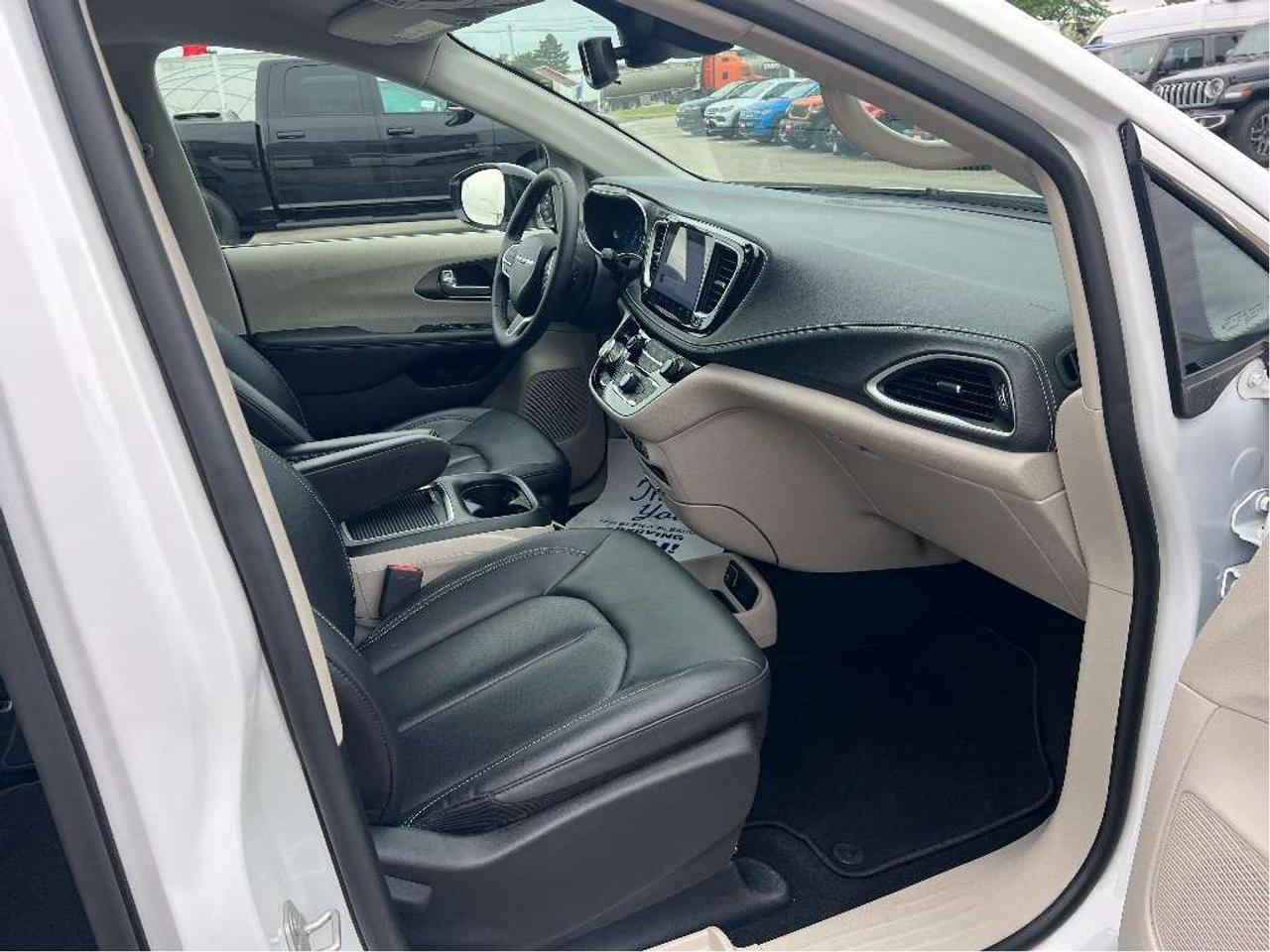 2024 Chrysler Pacifica Touring-L *LEATHER *BLINDSPOT *REMOTE START Photo