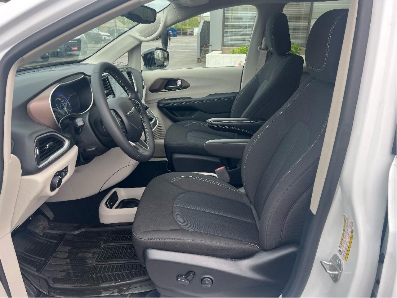 2024 Chrysler Grand Caravan SXT V6 *NAVI *PWR SEAT *REMOTE START *POWER DOORS Photo