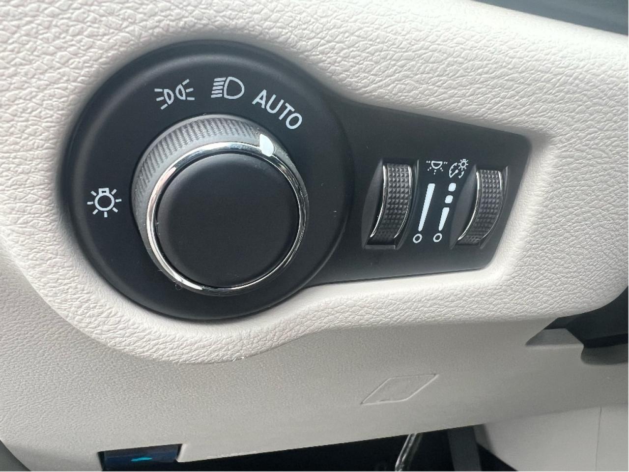 2024 Chrysler Grand Caravan SXT V6 *NAVI *PWR SEAT *REMOTE START *POWER DOORS Photo