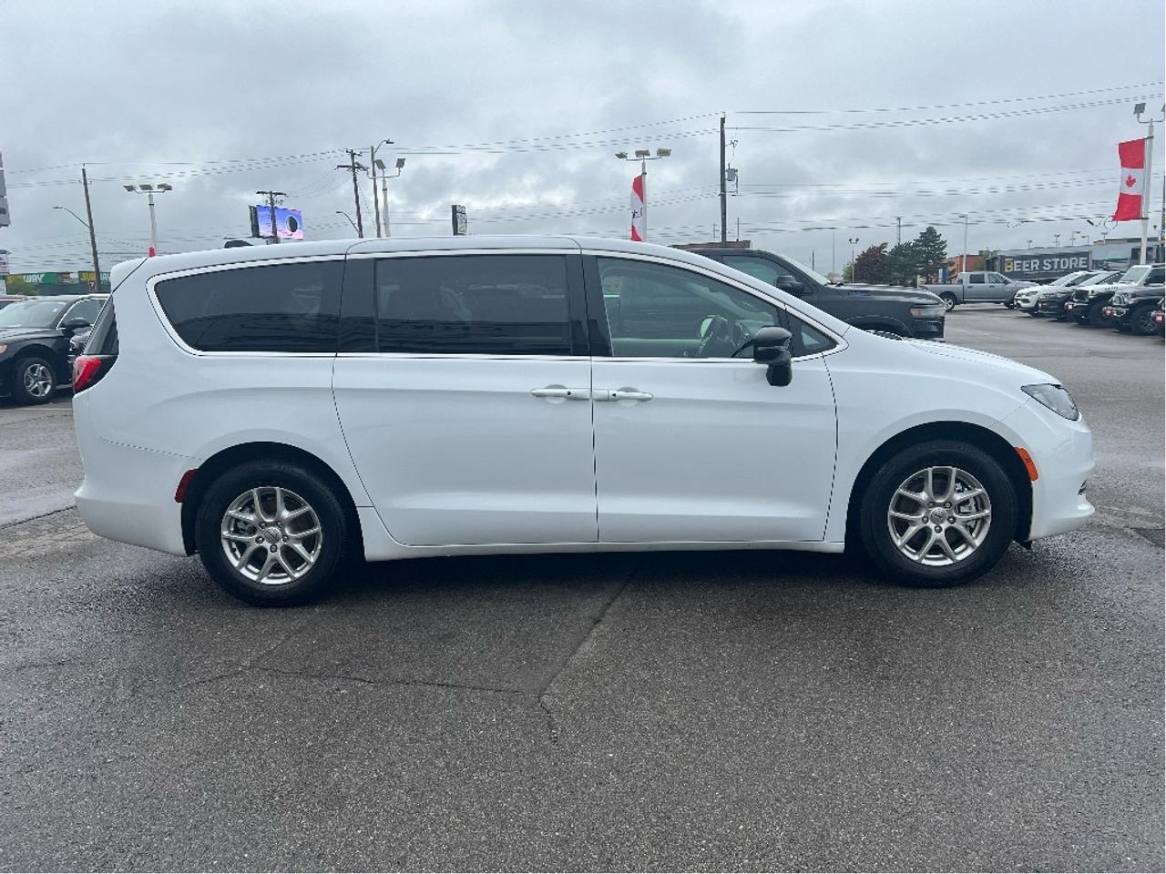 2024 Chrysler Grand Caravan SXT V6 *NAVI *PWR SEAT *REMOTE START *POWER DOORS Photo