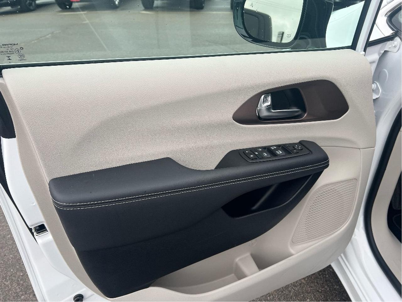 2024 Chrysler Grand Caravan SXT V6 *NAVI *PWR SEAT *REMOTE START *POWER DOORS Photo