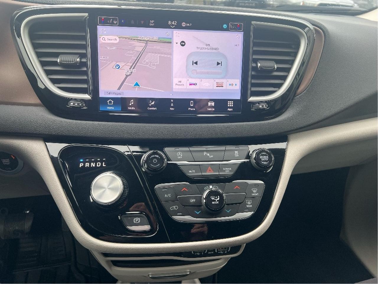 2024 Chrysler Grand Caravan SXT V6 *NAVI *PWR SEAT *REMOTE START *POWER DOORS Photo