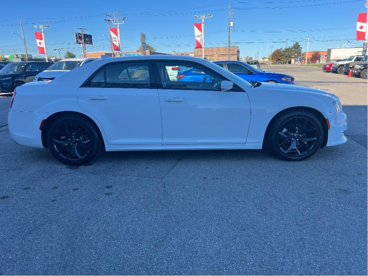 2022 Chrysler 300 300 Touring L *NAVI *LTHR *PARKSENSE *PWR SEATS Photo