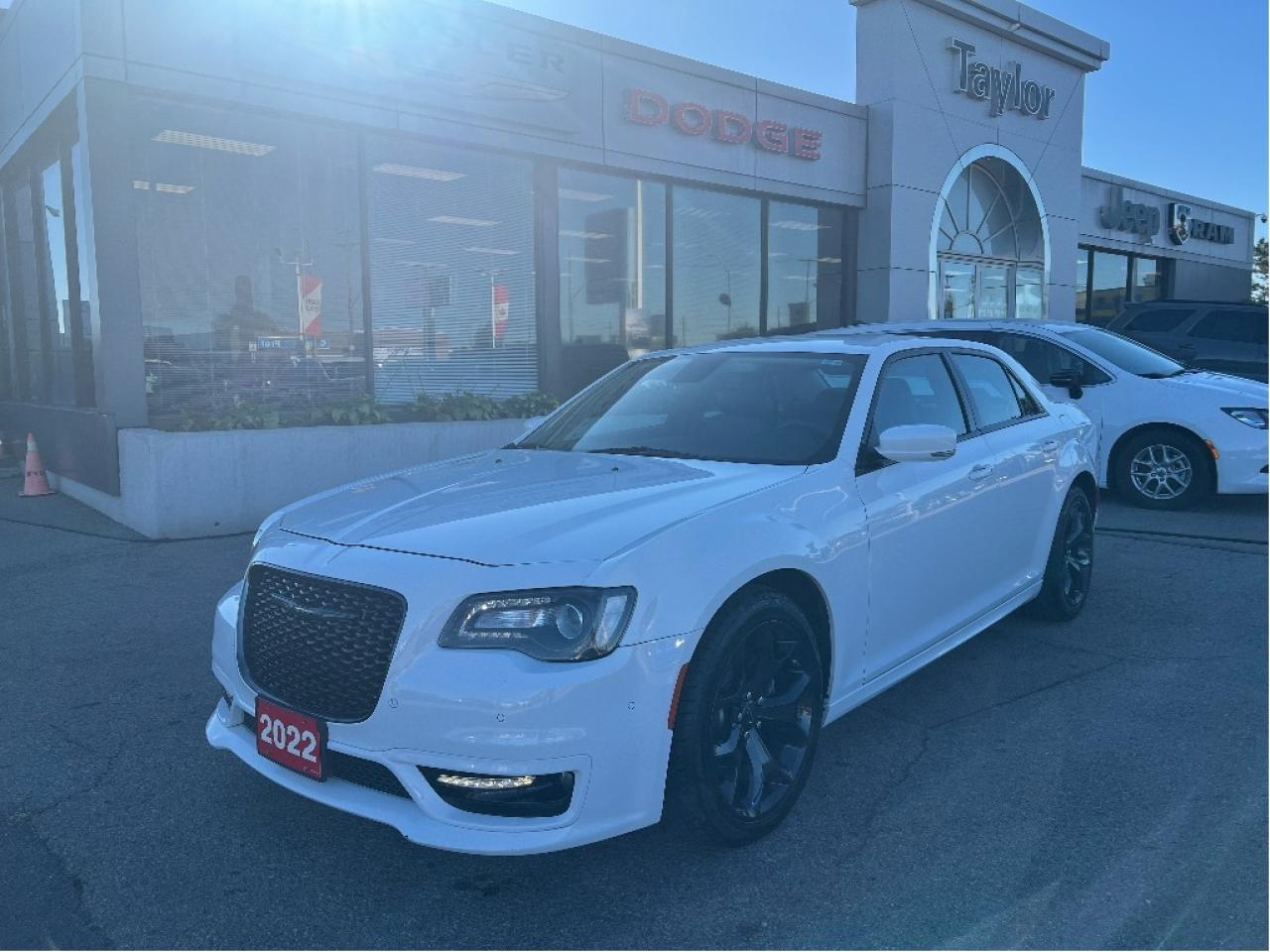 2022 Chrysler 300 300 Touring L *NAVI *LTHR *PARKSENSE *PWR SEATS Photo